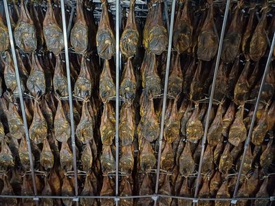 Bio-Schinken reifen im Domecq-Keller