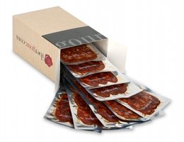 Die offene Kiste von Chorizo Iberico Bellota aus Extremadura aufgeschnitten