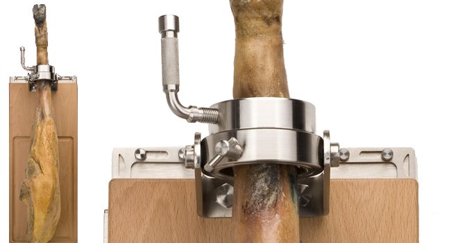 Schinkenhalter verankert in der Wand